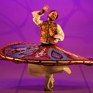 Kareem Gad cofondateur de la compagnie de danse orientale Bell'Masry est un des meilleurs derviche tourneur tanoura
