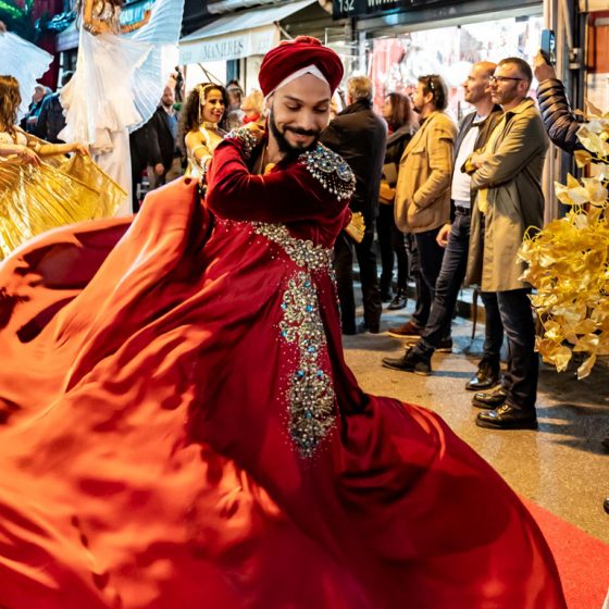danseur orientale en rouge à Paris pendant un spectacle oriental