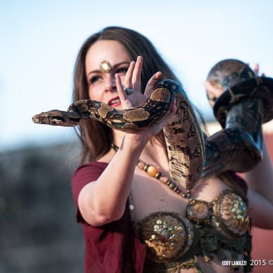 danseuse orientale en deambulation avec ses serpents