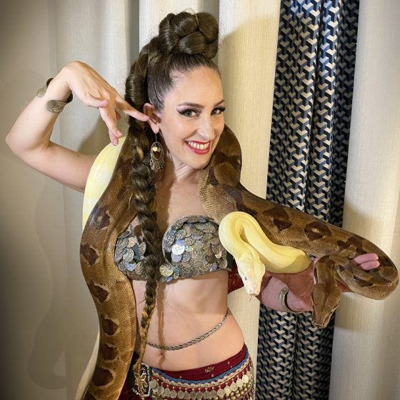 danseuse orientale avec 2 serpents charmeuse